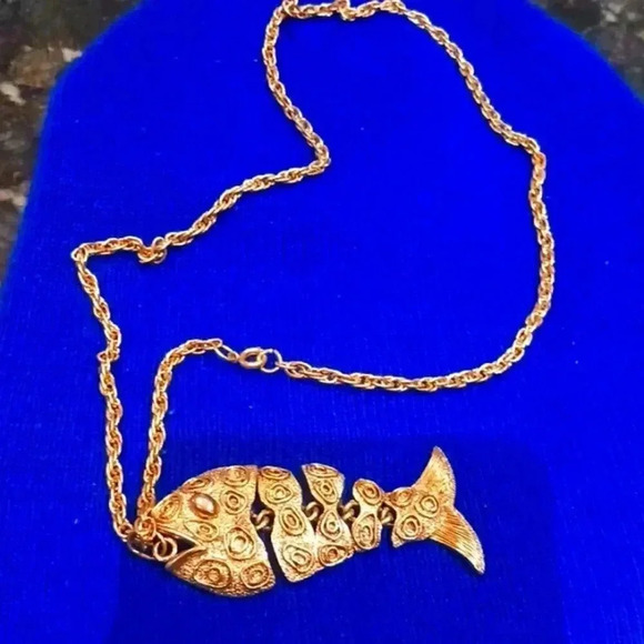 A beautiful fish charm chain...gold color.. - Picture 4 of 6